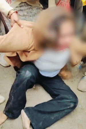 युवती बार-बार खुद को छोड़ने की गुहार लगाती रही, लेकिन महिला उसे पीटती रही।