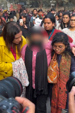 पीड़ित रोने लगी तो एक्टिविस्ट योगिता भैयाना और अन्य महिलाओं ने उसे संभाला।