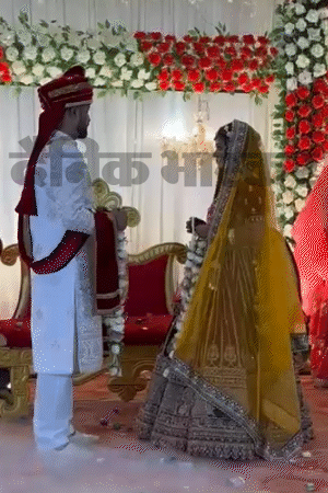 एक-दूसरे को माला पहनाते हुए।