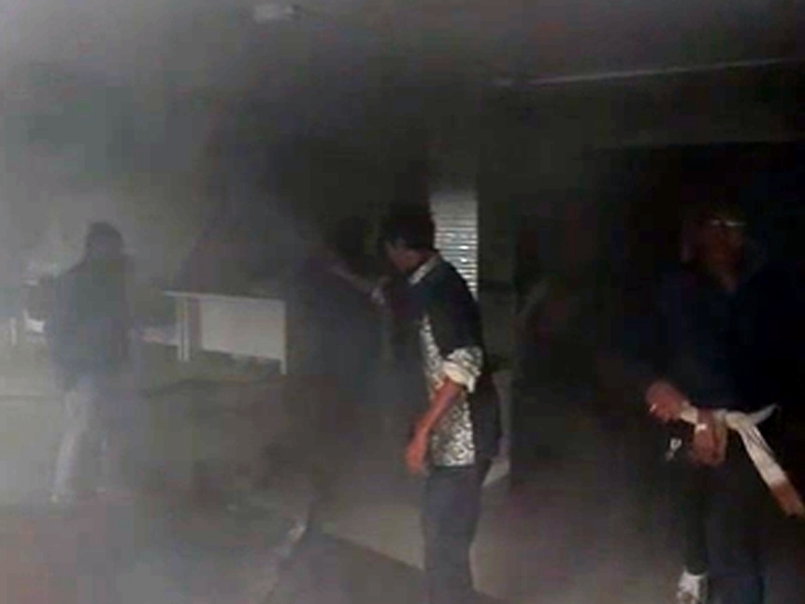 कोडरमा में बाइक शोरूम में लगी आग:  शॉर्ट सर्किट से घटना की आशंका, दमकल ने पाया काबू; लाखों के नुकसान का अनुमान – koderma News