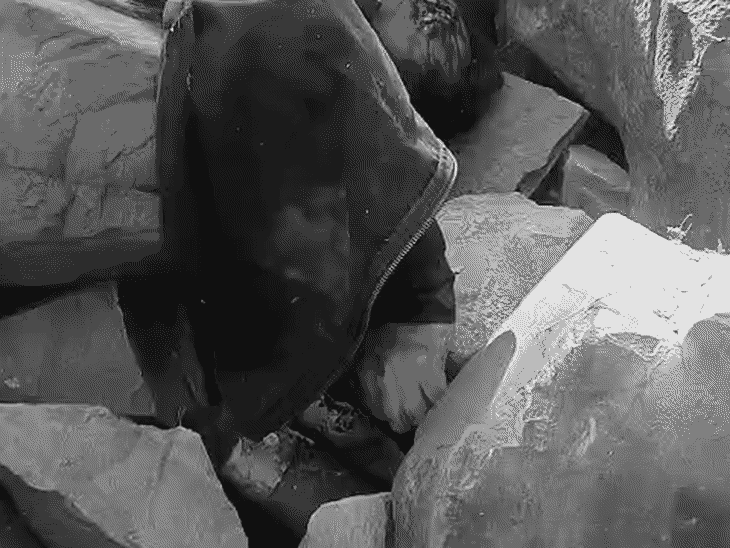 विवेक की दोनों आंखें फूटी हुई थीं, उसका शव पत्थरों के बीच पड़ा मिला।