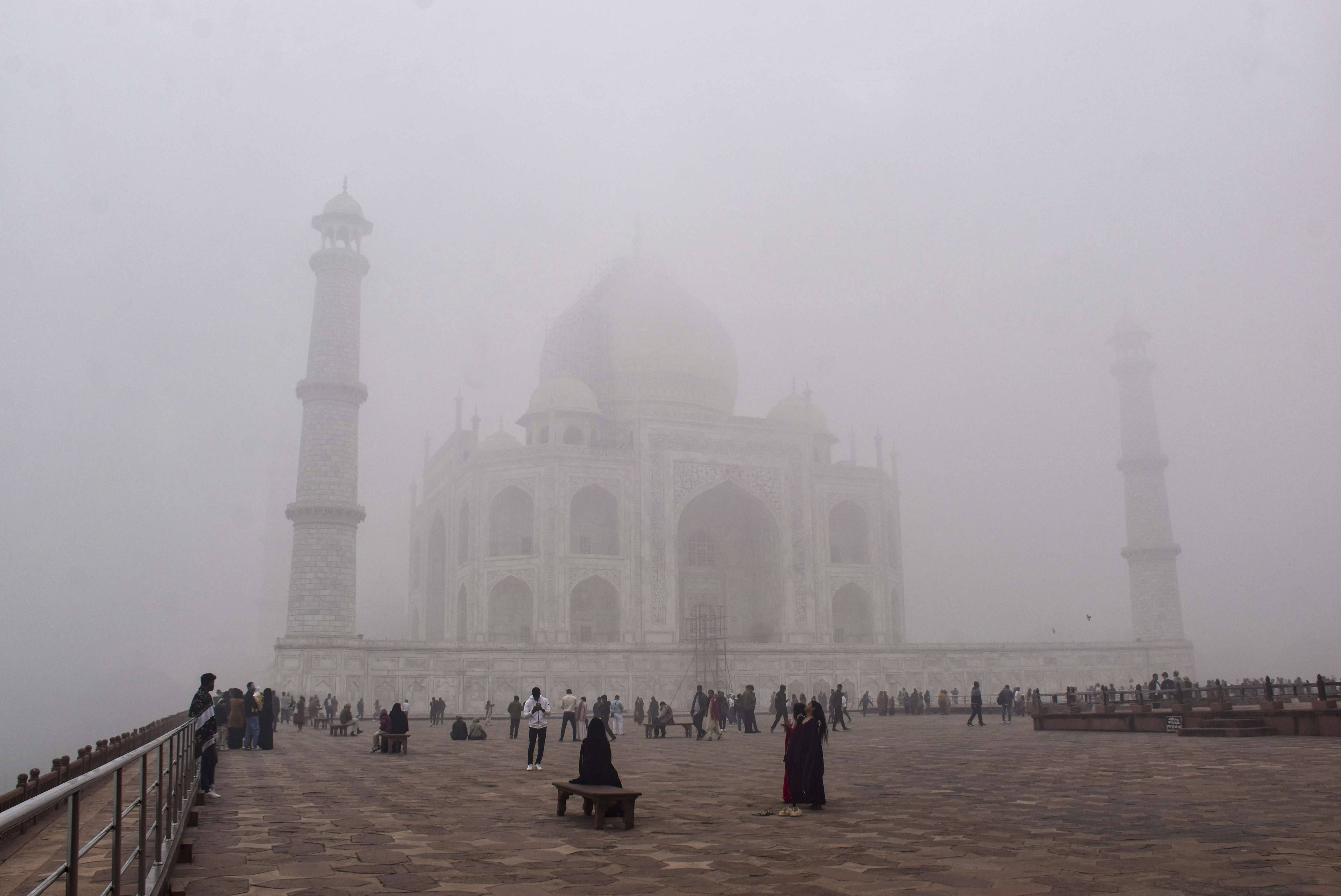 आगरा में ताजमहल कोहरे से ढंका नजर आया।