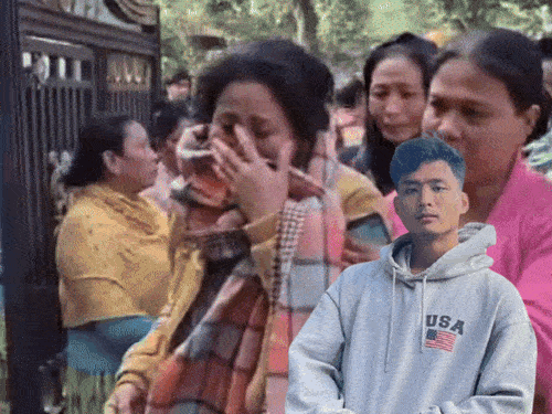 बेटे का शव घर आने पर रोती मां, इनसेट में मृतक ऐंजल चकमा की फाइल फोटो।