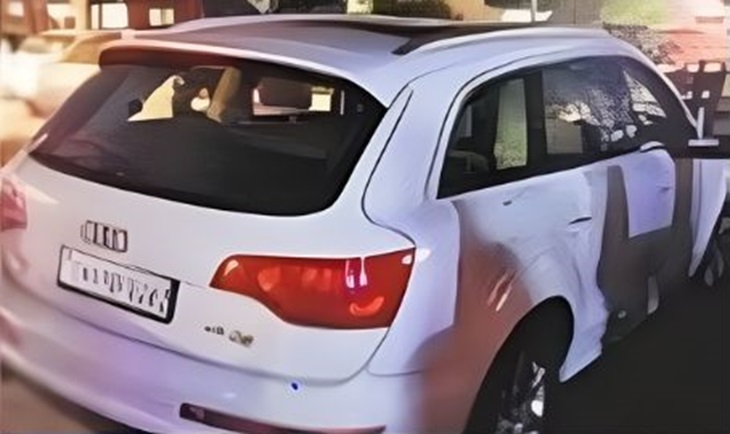 ED की कार्रवाई के दौरान उसके घर से बरामद हुई ऑडी कार।