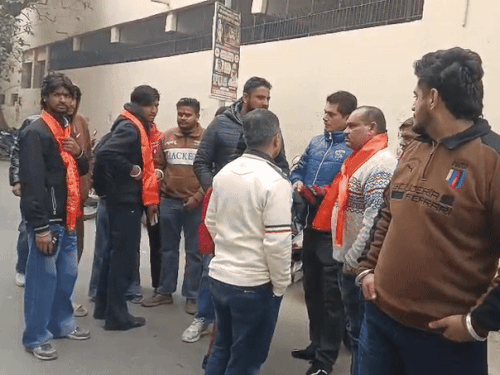 स्कूल के बाहर मौजूद सनातन टास्क फोर्स के कार्यकर्ता।