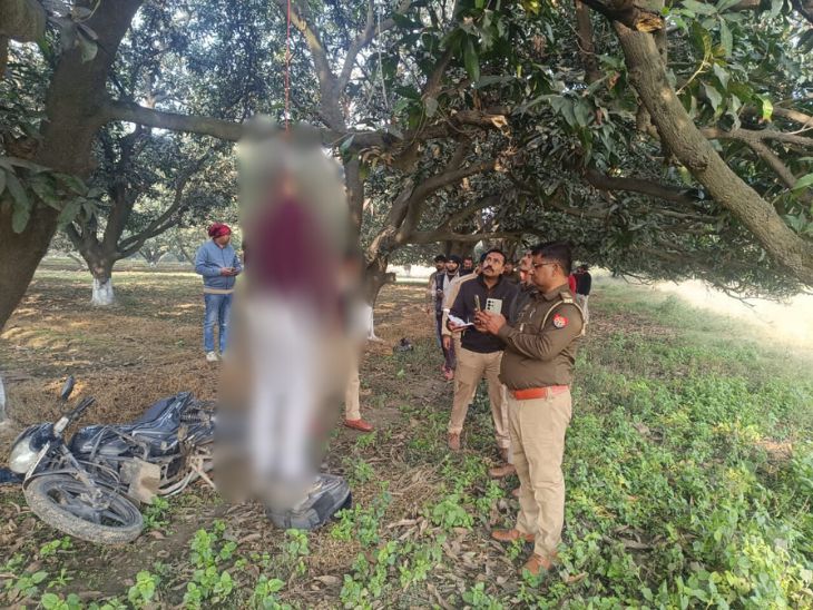 सूचना मिलते ही ग्रामीण और पुलिस फोर्स मौके पर पहुंची।