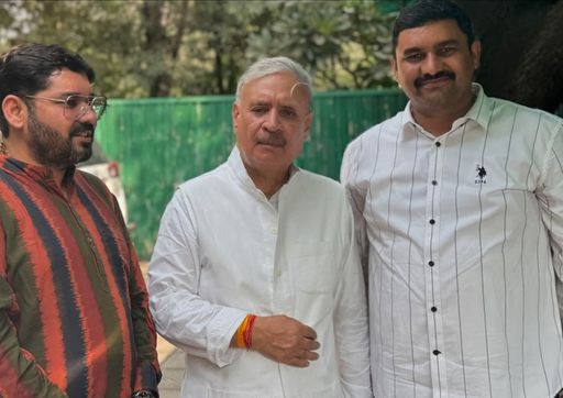 केंद्रीय मंत्री राव इंद्रजीत के साथ इंद्रजीत सिंह व उसका भाई रिंकू बॉस। - फाइल फोटो