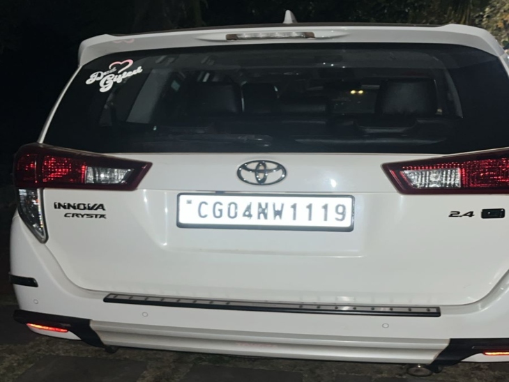 जब्त सामग्री मोबाइल, कार की कुल कीमत करीब 31 लाख रुपए बताई गई है।