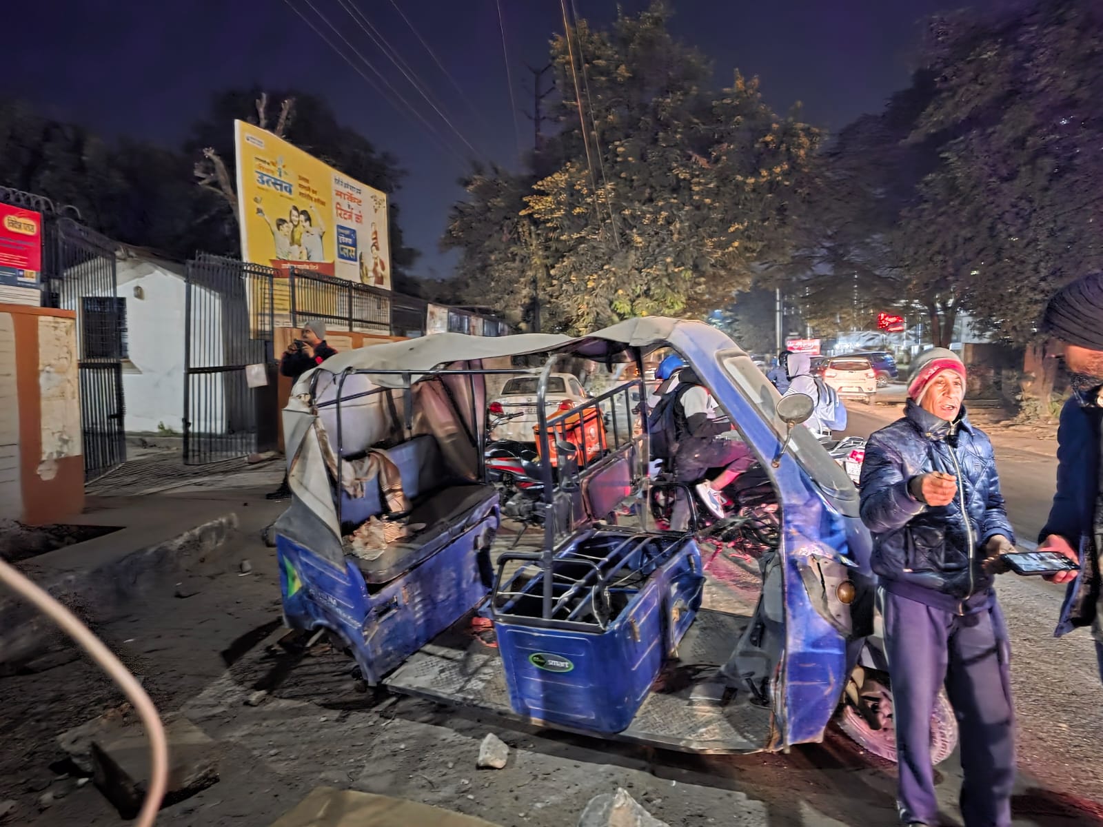 हादसे में ऑटो के परखच्चे उड़ गए।