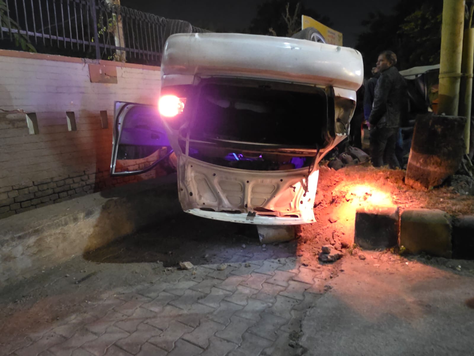 कार में सवार 2 युवक हादसे के बाद मौके से फरार हो गए।