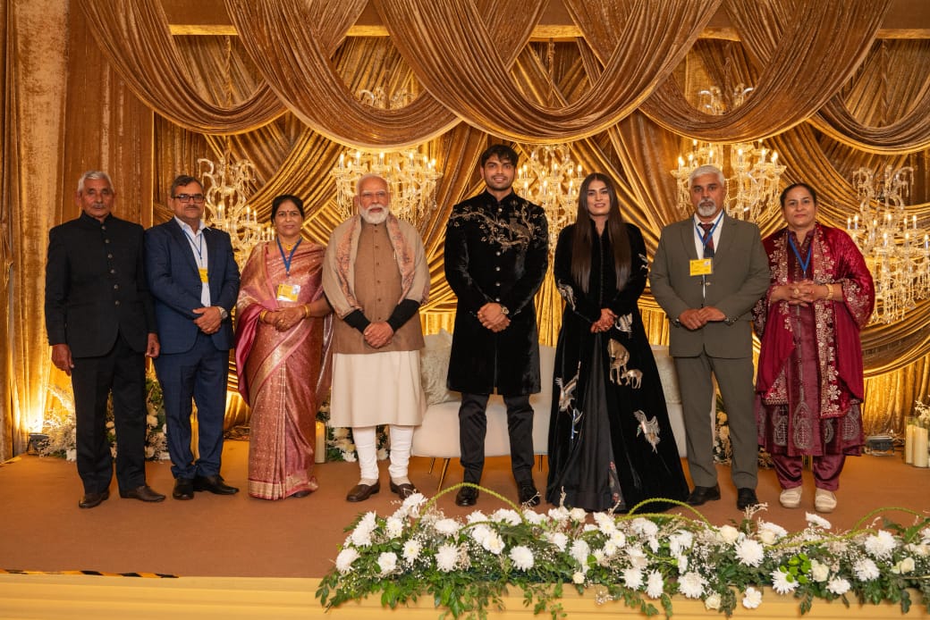 नीरज चोपड़ा और हिमानी के माता-पिता पीएम के साथ।