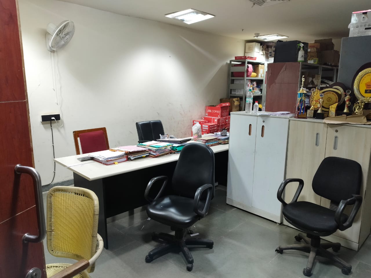 दफ्तर हैं खाली