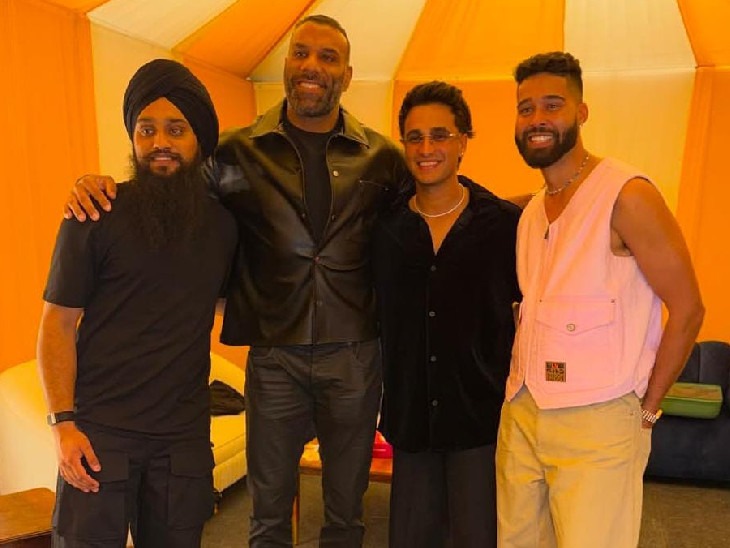 WWE के खिलाड़ी महाराजा और सिंगर एपी ढिल्लों के साथ क्रिकेटर अभिषेक शर्मा।