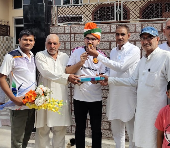 यूपीएससी में 508 रैंक आने पर राहुल को मिठाई खिलाते हुए परिवार के लोग।- फाइल फोटो।