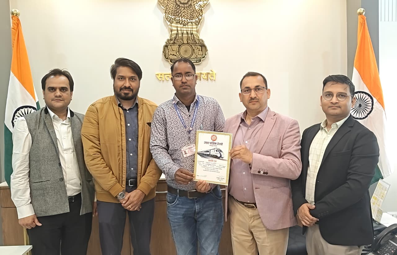 उल्लेखनीय सेवाओं के लिए गुर्जर को प्रशस्ति पत्र देकर डीआरएम ने किया सम्मानित।