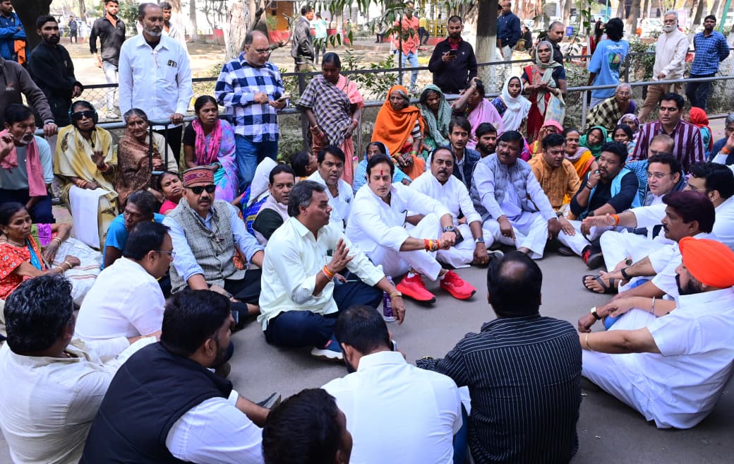 Congress protests over names being removed from ration cards | राशन कार्ड से नाम काटे जाने पर कांग्रेस का प्रदर्शन: 30 लाख हितग्राहियों का नाम काटे जाने को लेकर कांग्रेस ने किया खाद्य विभाग का घेराव - Raipur News 1 कलेक्ट्रेट में कांग्रेस ने दिया धरना