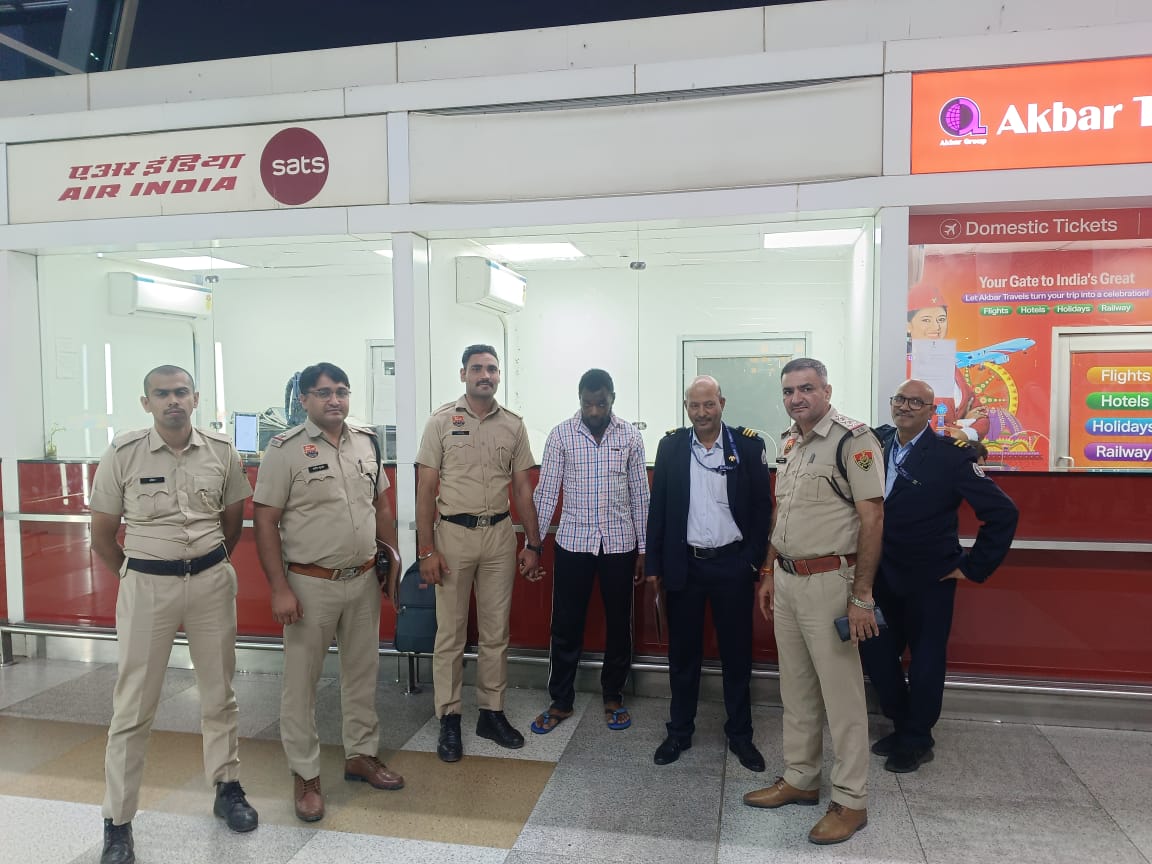 नाइजीरियन नशा तस्कर को डिपोर्ट करने दिल्ली एयरपोर्ट लेकर गई पुलिस टीम।