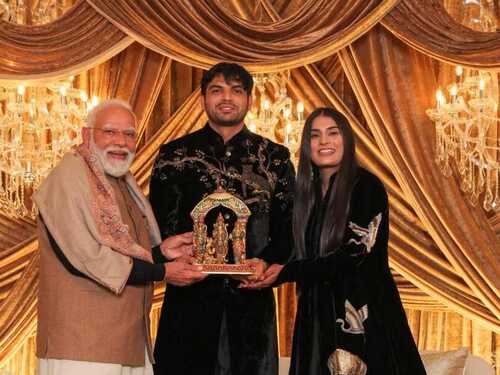 लीला होटल दिल्ली में पीएम नरेंद्र मोदी ने पहुंचकर भगवान श्री राम की मूर्ति दी थी