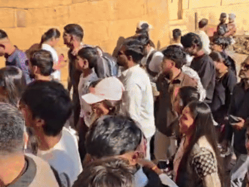 जैसलमेर के सोनार फोर्ट में एंट्री की लंबी लाइनें लगी हैं। यहां टूरिस्ट की चहल-पहल है।