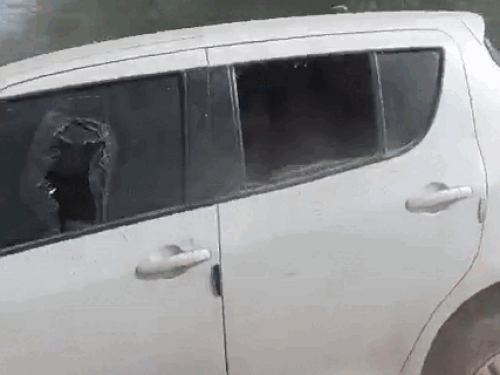 घटना में टूटे कार के शीशे।