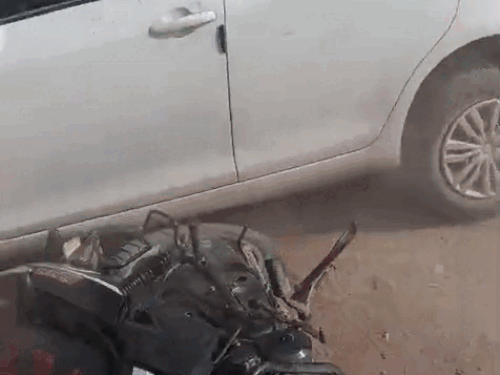 कार की टक्कर से क्षतिग्रस्त हुई बाइक व कार से टक्कर मारता हुआ युवक।