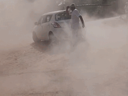 कार ड्राइवर पर हमला कर बीच बचाव करते हुए परिजन।