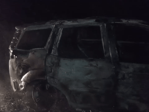 हादसे के बाद जली कार।