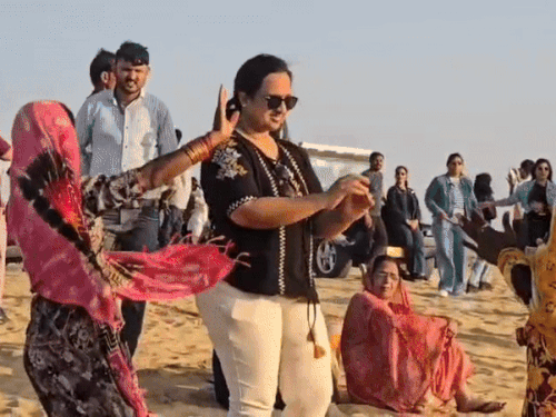 जैसलमेर के सम के रेगिस्तान में सैलानी मस्ती करते नजर आए।