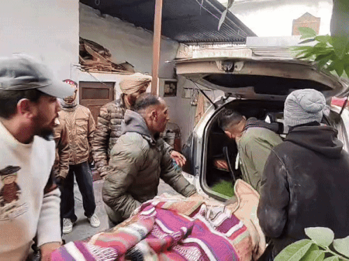 शव को सिविल अस्पताल ले जाते हुए पुलिस वाले। - Dainik Bhaskar