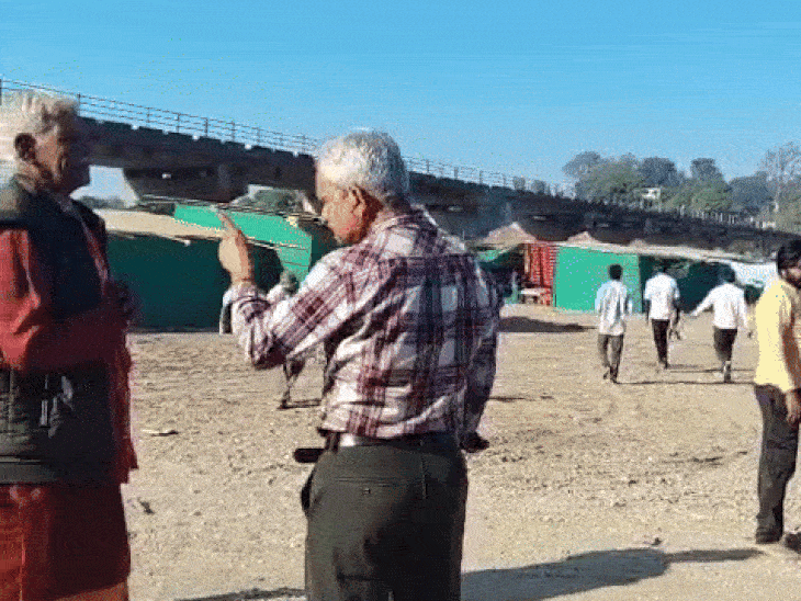 युवक का समर्थन करने पर पुजारी को रेत में गाड़ने की धमकी दी।