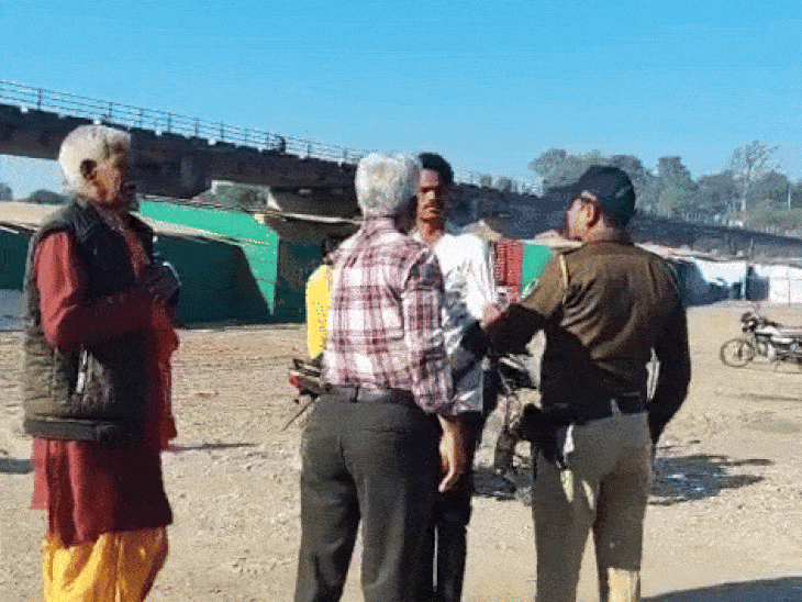 जिला पंचायत सीईओ IAS गजेंद्र नागेश ने युवक को जमकर थप्पड़ मारे।