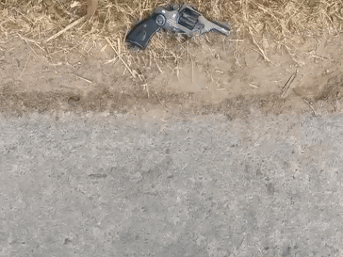 मौके से बरामद पिस्टल, जिससे गाेली चलाई गई।