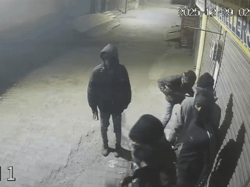 CCTV को तोड़ते चोर। - Dainik Bhaskar