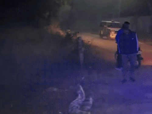 रात को सूचना के बाद शराब के ठेके पर पहुंची पुलिस।