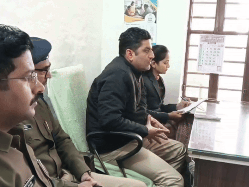 एसडीएम से वार्ता करते किसान नेता।