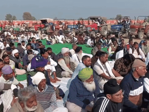 महापंचायत में आस-पास के गांवों से पहुंचे किसान व ग्रामीण।