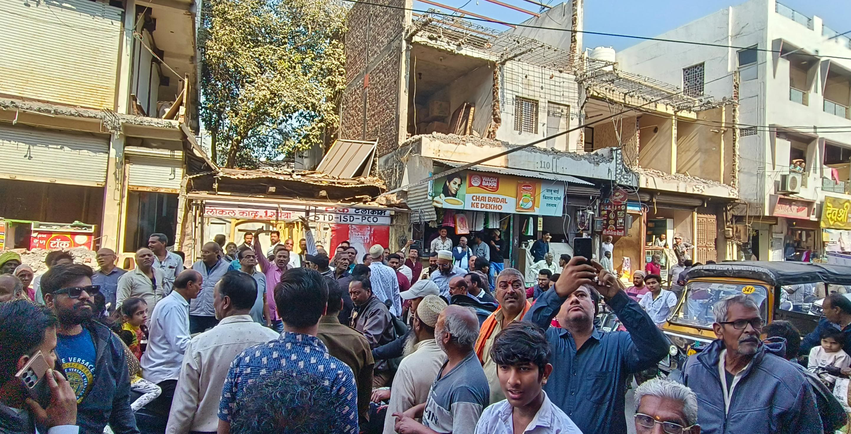 क्षेत्र में लोगों की भीड़ लग गई।