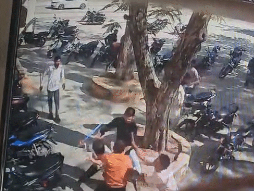 इसके बाद बीच बचाव करने आए छात्रों पर भी हमला किया गया।