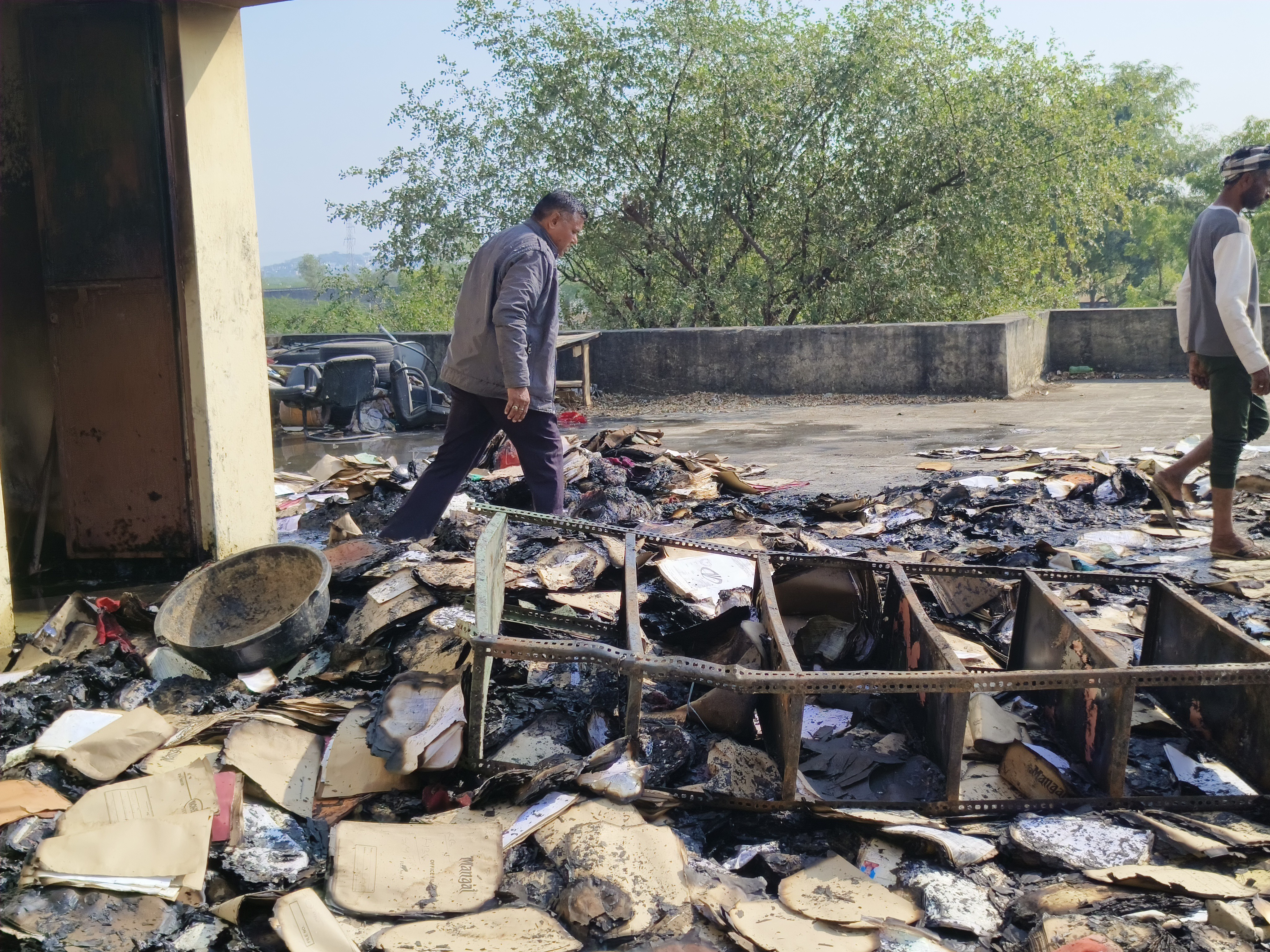 आग से कई महत्वपूर्ण दस्तावेज जलकर राख हो गए।
