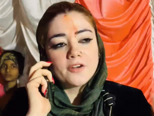 डीग के कामां में विधायक नौक्षम चौधरी लोगों के बीच भाजपा के विकास रथ की बात करने गई थीं। लोगों ने पानी न आने की शिकायत की तो अफसर को फोन लगाकर फटकार दिया।