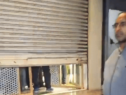 इस ज्वैलरी शॉप में हुई लूट की वारदात।