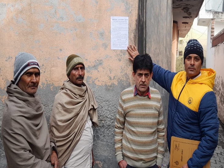 आस पास के गांव में शुभम की हत्या को लेकर पोस्टर लगाते ग्रामीण परिजन।