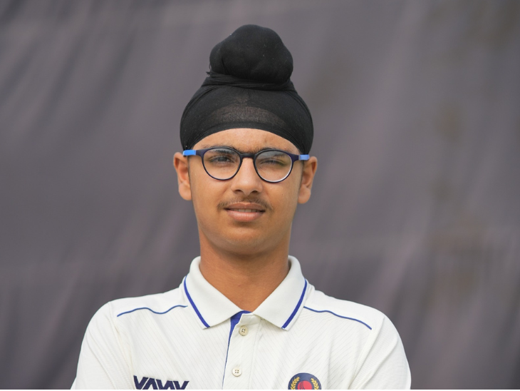 अर्शवीर सिंह ने मैच ने शानदार गेंदबाजी की है।