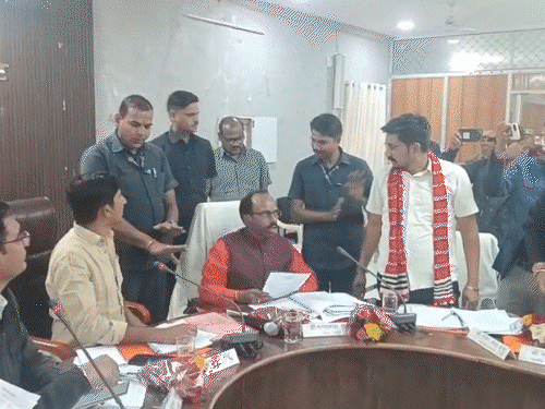 डूंगरपुर में दिशा की बैठक में भाजपा सांसद मन्नालाल राव (सिंदूरी कुर्ता) और बीएपी सांसद राजकुमार रोत (क्रीम शर्ट) भिड़ गए। इस बीच बीएपी विधायक उमेश डामोर (लाल दुपट्‌टा) ने धमकी दे डाली।