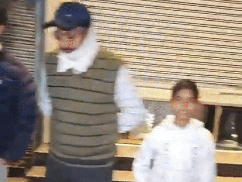 वारदात के बाद मौके पर मौजूद लोग।