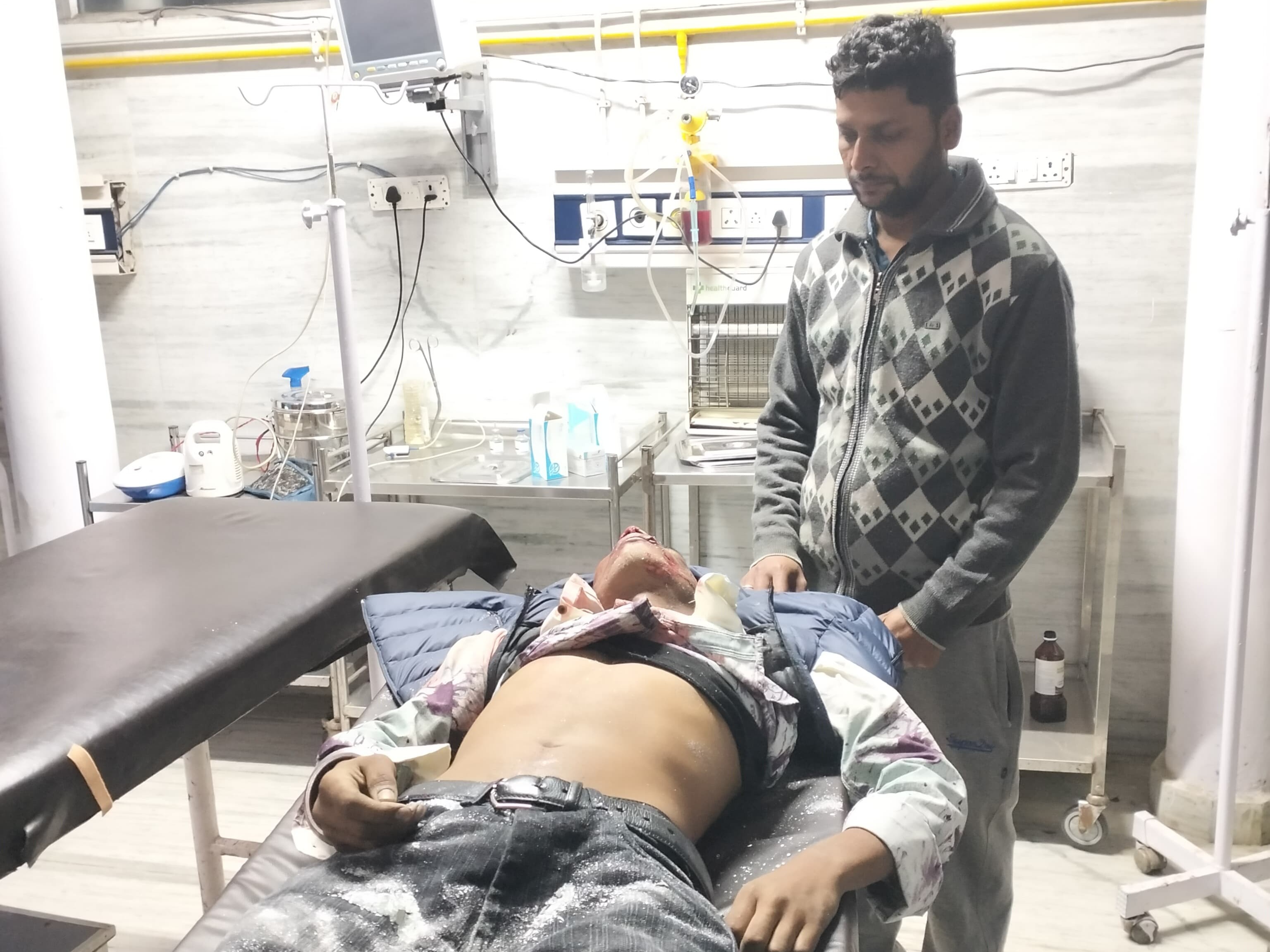 घायल युवक को उपचार के लिए अस्पताल में भर्ती कराया गया है।