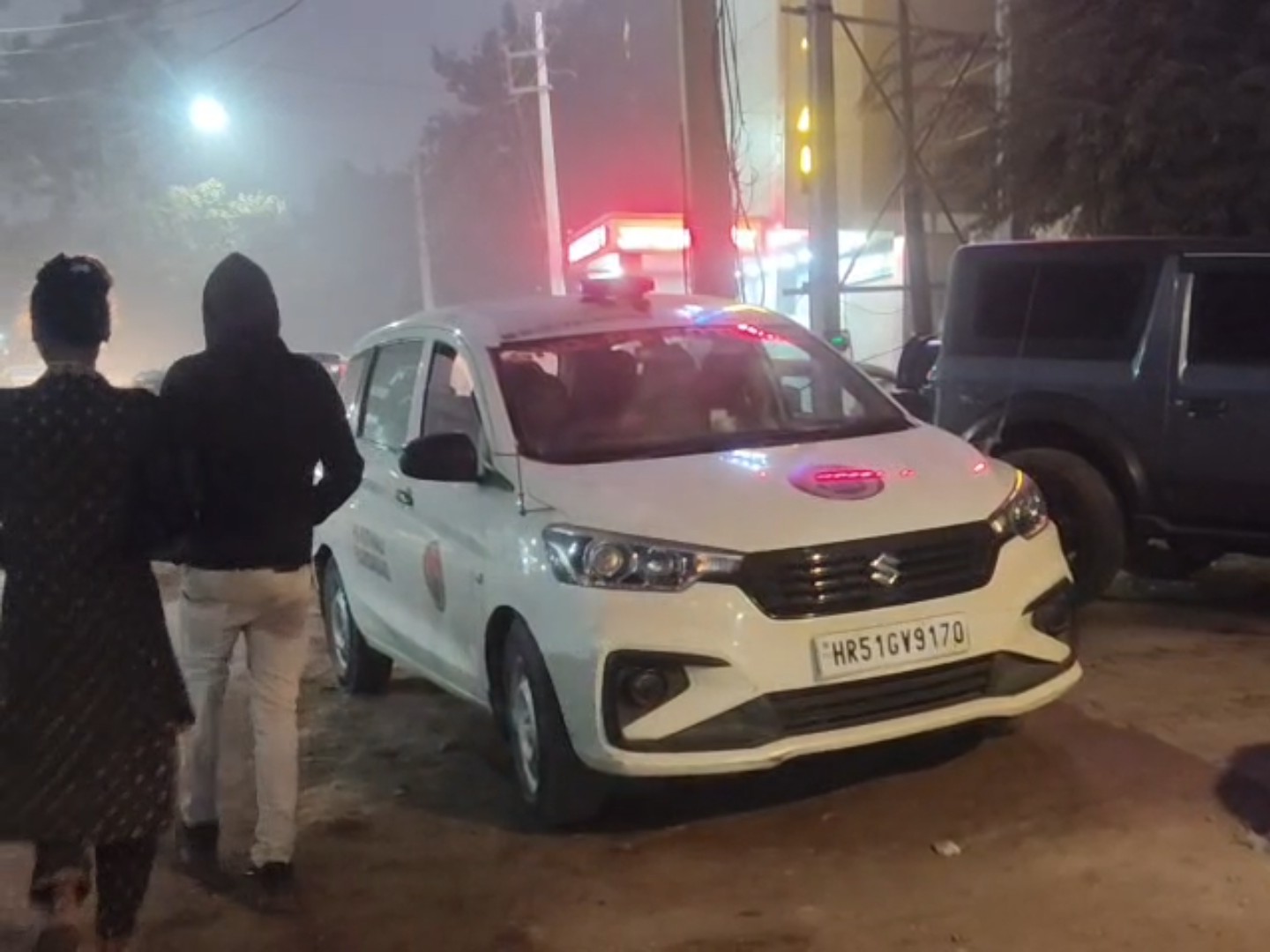 फरीदाबाद में निजी अस्पताल के बाहर खड़ी पुलिस की गाड़ी।