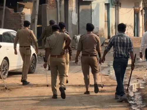 उपद्रवियों की तलाश करती हुई पुलिस की टीमें।