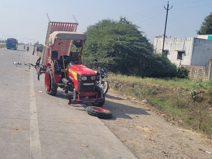 कार की टक्कर से ट्रैक्टर का अगला पहिया टूटकर अलग हो गया।