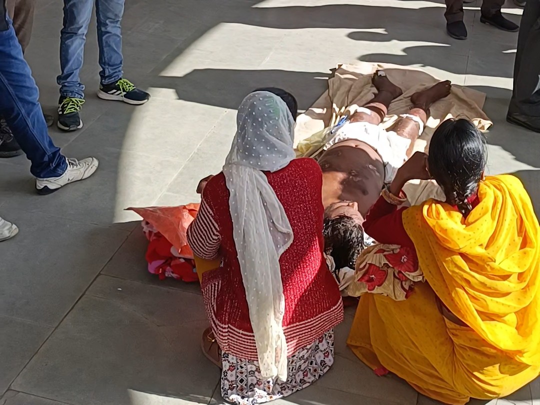 सिंगरौली कलेक्ट्रेट में घायल युवक को जमीन पर लिटाया:  एयर एंबुलेंस की मांग को लेकर पहुंचे परिजन, जिला अस्पताल भेजा गया – Singrauli News